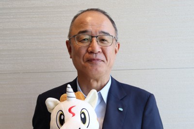 ラグビー・ディビジョン1のクボタスピアーズ船橋・東京ベイの試合には以前から駆けつけており、2024年からは部長を務めているクボタの近藤渉専務。手にしているのはマスコットのスッピーのぬいぐるみ＝東京都中央区で2025年9月2日午後2時1分、山越峰一郎撮影