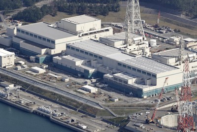 新潟県の東京電力柏崎刈羽原発の（左から）5、6、7号機＝2025年11月7日、本社機「希望」から