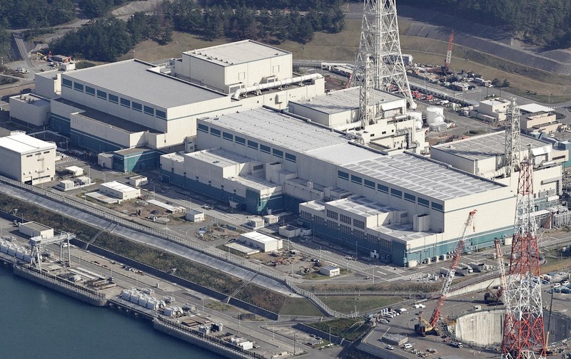 新潟県の東京電力柏崎刈羽原発の（左から）5、6、7号機＝2025年11月7日、本社機「希望」から