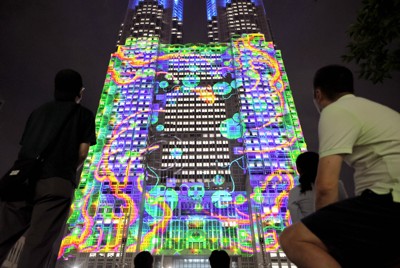 都庁第1本庁舎の壁面に映し出されるプロジェクションマッピング＝東京都新宿区の都庁で2024年8月20日午後7時33分、和田大典撮影