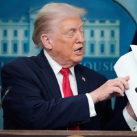 ホワイトハウスで記者会見するトランプ大統領＝米首都ワシントンで2026年1月20日、AP