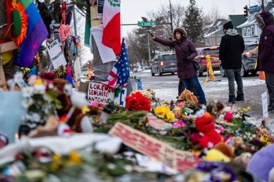 移民・税関捜査局（ICE）の捜査官に女性が撃たれて死亡した現場に手向けられた花＝米中西部ミネアポリスで2026年1月20日、AP