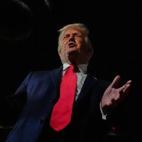 記者団の取材に応じるトランプ米大統領＝南部フロリダ州で2026年1月19日、AP