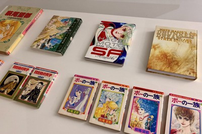 講演会の会場に展示された少女漫画の名作の初版本など＝ロンドンのジャパンハウスで2026年1月20日、福永方人撮影
