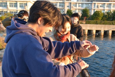 能登高2年の境谷健太郎さん（左）らが企画した「ノトイクツアー」では県内外の高校、大学生が朝日が昇る富山湾で釣りを楽しんだ＝石川県能登町宇出津で、2025年11月23日午前7時3分、中尾卓英撮影