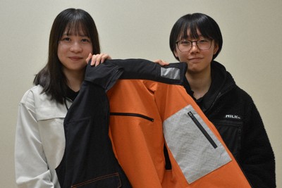 防災のためのアイデアが満載のベスト。完成品の出来に満足する福井高専の新井葵々さん（右）と高嶋加凛さん＝福井県鯖江市で2025年12月23日午後6時15分、萱原健一撮影