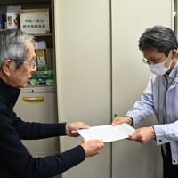 神奈川県選管に衆院選でのデマやヘイトの拡散を防止するよう要請した「ヘイトスピーチを許さないかわさき市民ネットワーク」の山田貴夫代表（左）＝県庁で2026年1月20日午後4時10分、矢野大輝撮影