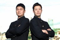 野球部の長浜グラウンド前でポーズをとる横浜の阿部葉太選手（左）と奥村頼人選手＝横浜市金沢区で、後藤由耶撮影