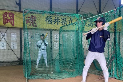 室内練習場で練習に励む若狭の選手たち＝福井県小浜市で2025年12月23日、吉川雄飛撮影