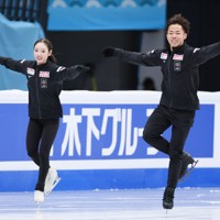リンクに入って練習を始め、それそれで少し滑った後に合流し、笑顔で調整する長岡柚奈、森口澄士組＝中国・北京の国家体育館で2026年1月21日、吉田航太撮影