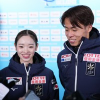 公式練習を終え、記者の取材に揃って笑顔を見せる長岡柚奈、森口澄士組＝中国・北京の国家体育館で2026年1月21日、吉田航太撮影