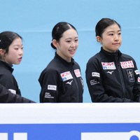 公式練習に臨む（左から）中井亜美、青木祐奈、千葉百音＝中国・北京の国家体育館で2026年1月21日、吉田航太撮影