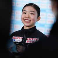 公式練習を終え、笑顔で記者の質問に答える千葉百音＝中国・北京の国家体育館で2026年1月21日、吉田航太撮影