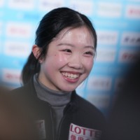 公式練習を終え、記者の取材に笑顔を見せる中井亜美＝中国・北京の国家体育館で2026年1月21日、吉田航太撮影
