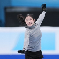 調整する中井亜美＝中国・北京の国家体育館で2026年1月21日、吉田航太撮影