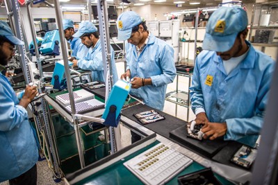 インド北部ノイダのスマートフォン製造工場。スマートフォンの製造拠点としてインドの存在感が高まっている（Bloomberg）