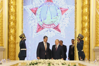 ロシアは今回も「戦略的パートナー」を助けることができなかった。写真はベネズエラのマドゥロ大統領（中央左）との会談に臨むロシアのプーチン大統領（モスクワで2025年5月、Sputnik／共同）