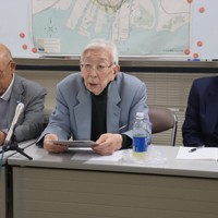 記者会見で「核保有発言」に抗議する日本原水爆被害者団体協議会（日本被団協）の田中聡司代表理事（中央）＝広島市中区で2025年12月22日午後2時32分、井村陸撮影