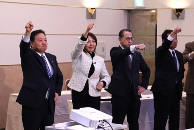 立憲民主党道連の合同選挙対策本部の発足会に初めて参加し、立憲の衆院議員らと「ガンバロー」と声を張り上げる公明党道本部の佐藤英道代表（左端）＝札幌市中央区で2026年1月20日、後藤佳怜撮影