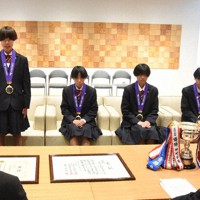 優勝を報告した長野東の田畑陽菜主将（後列左から2人目）＝長野県庁で2026年1月21日、鈴木英世撮影