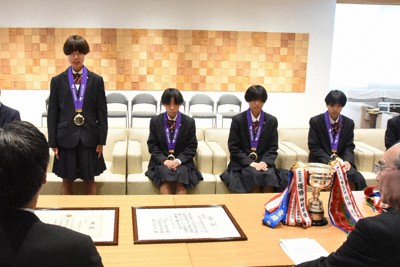 優勝を報告した長野東の田畑陽菜主将（後列左から2人目）＝長野県庁で2026年1月21日、鈴木英世撮影