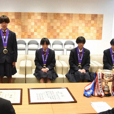 長野東女子が知事表敬　「走りで恩返しできた」　初の連覇を報告　／長野