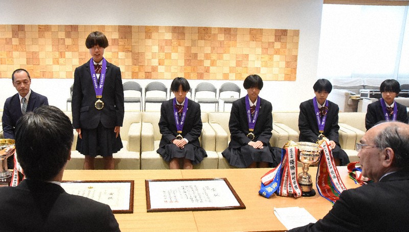 優勝を報告した長野東の田畑陽菜主将（後列左から2人目）＝長野県庁で2026年1月21日、鈴木英世撮影