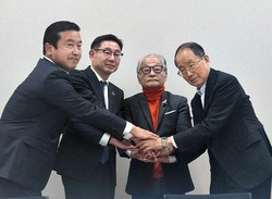 共同記者会見で握手する（右から）弁護団共同団長の山口広、河合弘之両氏、スルガ銀行の加藤広亮社長、戸谷友樹・専務執行役員＝東京都中央区で2025年12月15日、今沢真撮影