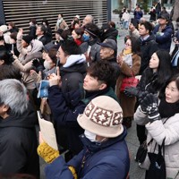 大阪府知事選が告示され、立候補者の演説に集まった有権者ら＝大阪市中央区で2026年1月22日午前10時、長澤凜太郎撮影