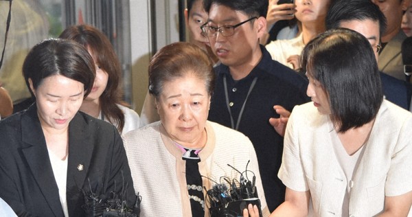 特別検察の事務所に出頭した世界平和統一家庭連合（旧統一教会）の韓鶴子総裁（中央）＝ソウル市の特別検察で2025年9月17日、福岡静哉撮影