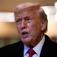 世界経済フォーラム年次総会（ダボス会議）での会合後、記者団の取材に応じるトランプ米大統領＝スイス東部ダボスで2026年1月21日、AP