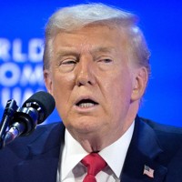 スイスで開催中の世界経済フォーラムの年次総会（ダボス会議）で演説するトランプ米大統領＝スイス・ダボスで2026年1月21日、AP