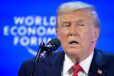 スイスで開催中の世界経済フォーラムの年次総会（ダボス会議）で演説するトランプ米大統領＝スイス・ダボスで2026年1月21日、AP