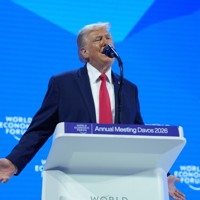 スイスで開催中の世界経済フォーラムの年次総会（ダボス会議）で演説するトランプ米大統領＝2026年1月21日、AP
