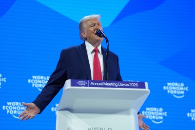 スイスで開催中の世界経済フォーラムの年次総会（ダボス会議）で演説するトランプ米大統領＝2026年1月21日、AP