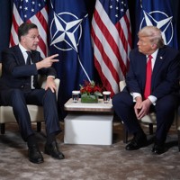 トランプ米大統領（右）と会談する北大西洋条約機構（NATO）のルッテ事務総長＝ダボスで2026年1月21日、AP