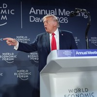 世界経済フォーラム年次総会（ダボス会議）のイベントで演説するトランプ米大統領＝スイス東部ダボスで2026年1月21日、AP