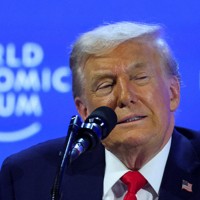 世界経済フォーラム年次総会（ダボス会議）で登壇するトランプ米大統領＝スイス東部ダボスで2026年1月21日、ロイター