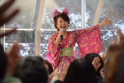 福島県川俣町で開かれた交流会で地域住民とともに熱唱するはるな愛さん＝川俣町で2026年1月14日午後3時14分、松本光樹撮影