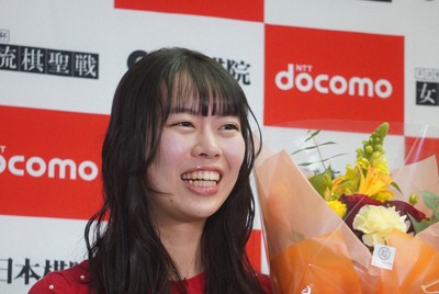 女流棋聖戦三番勝負を制して笑顔を見せる上野愛咲美新女流棋聖＝東京都千代田区の日本棋院で2026年1月22日、武内亮撮影