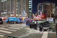 事故で大破した内閣府の公用車（右）や現場付近を調べる捜査員ら＝東京都港区赤坂1で2026年1月22日午後7時48分、深津誠撮影