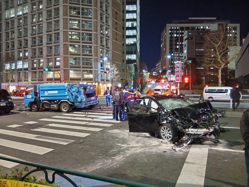 内閣府の公用車が赤信号無視か 男性1人死亡 東京・赤坂の多重事故