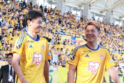 2024年シーズンにともに仙台の中心選手として活躍した郷家友太選手（左）と中島元彦選手＝ⓒVEGALTA SENDAI