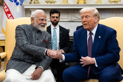 ホワイトハウスで握手するインド・モディ首相（左）と米トランプ大統領（右）。その後両国の関係は決定的に悪化した Bloomberg