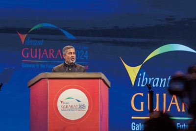インド・グジャラート州で開かれた投資イベントで講演する米マイクロンのサンジェイ・メロートラ社長兼CEO（最高経営責任者）。同社の半導体製造には同業他社も関心を寄せている（Bloomberg）