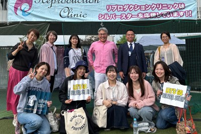 オリエンタルバイオ・シルバースターの応援に駆けつけた石川智基医師（後列右から3人目）ら＝本人提供