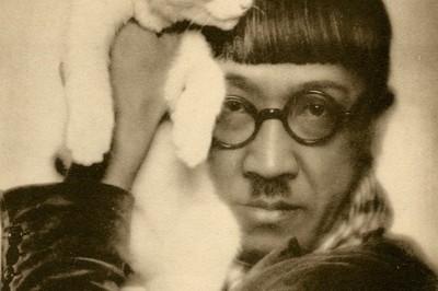 藤田のポートレート写真の一つ、ドラ・カルムス（マダム・ドラ）「猫を肩にのせる藤田嗣治」＝1927年、東京芸術大学蔵