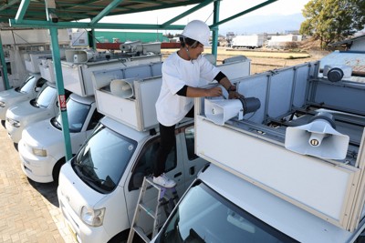 衆院選が公示される前、選挙カーの納車の準備が各地で進められた＝神奈川県大井町で2026年1月16日午前10時58分、後藤由耶撮影