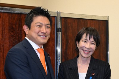 自民党の新執行部としてあいさつするため参政党の執行部を訪ね、神谷宗幣代表（左）と握手をする高市早苗総裁＝国会内で2025年10月8日午後3時18分、平田明浩撮影