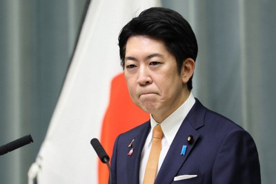 佐藤副長官、旧統一教会集会「妻が参加」認める　安倍氏銃撃事件当日